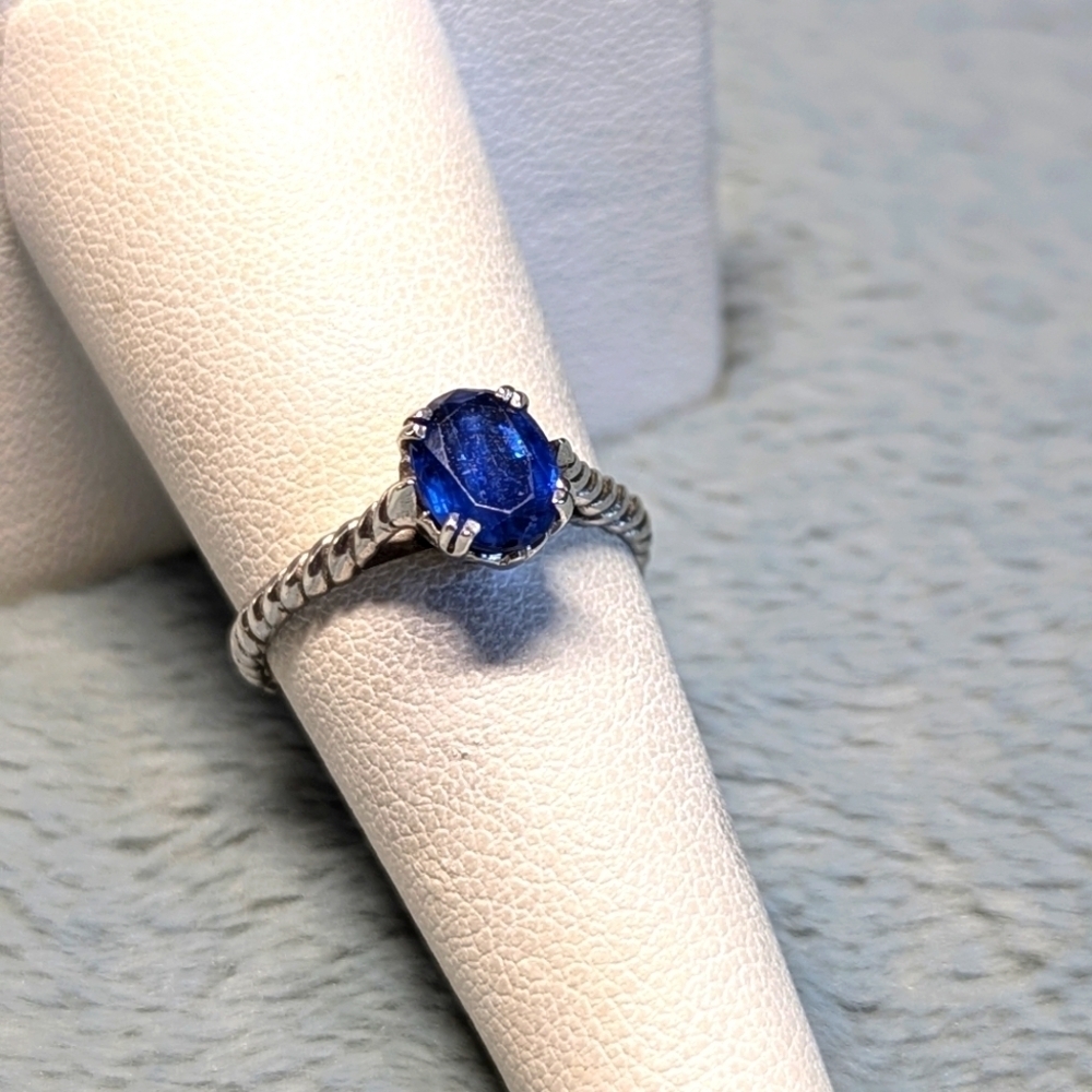 Vintage Sterling Silver and Oval Sapphire Ring w/ Rope Detailing the Band - Picture 8 of 9